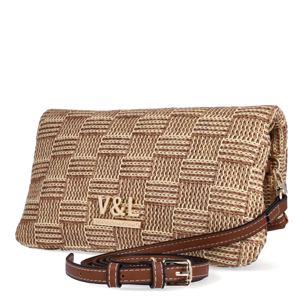 Bolso de la marca Victorio & Lucchino, modelo CAMIL. Elaborado en rafia trenzada color camel con logo en parte frontal. Interior en textil color beig. Cierre de bolso con imán. Bolso pequeño de mano con una asa de mano y extraíble y ajustable para máxima comodidad. Medidas: alto 15cm y ancho 25cm. Este bolso Vitorio & Lucchino CAMIL es ideal para esta temporada!
