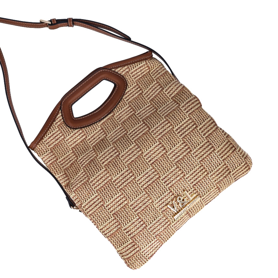 Bolso de la marca Victorio & Lucchino, modelo CAMIL. Elaborado en rafia trenzada color camel con logo en parte frontal. Interior en textil color beig. Cierre de bolso con imán. Bolso pequeño de mano con una asa de mano y extraíble y ajustable para máxima comodidad. Medidas: alto 15cm y ancho 25cm. Este bolso Vitorio & Lucchino CAMIL es ideal para esta temporada!