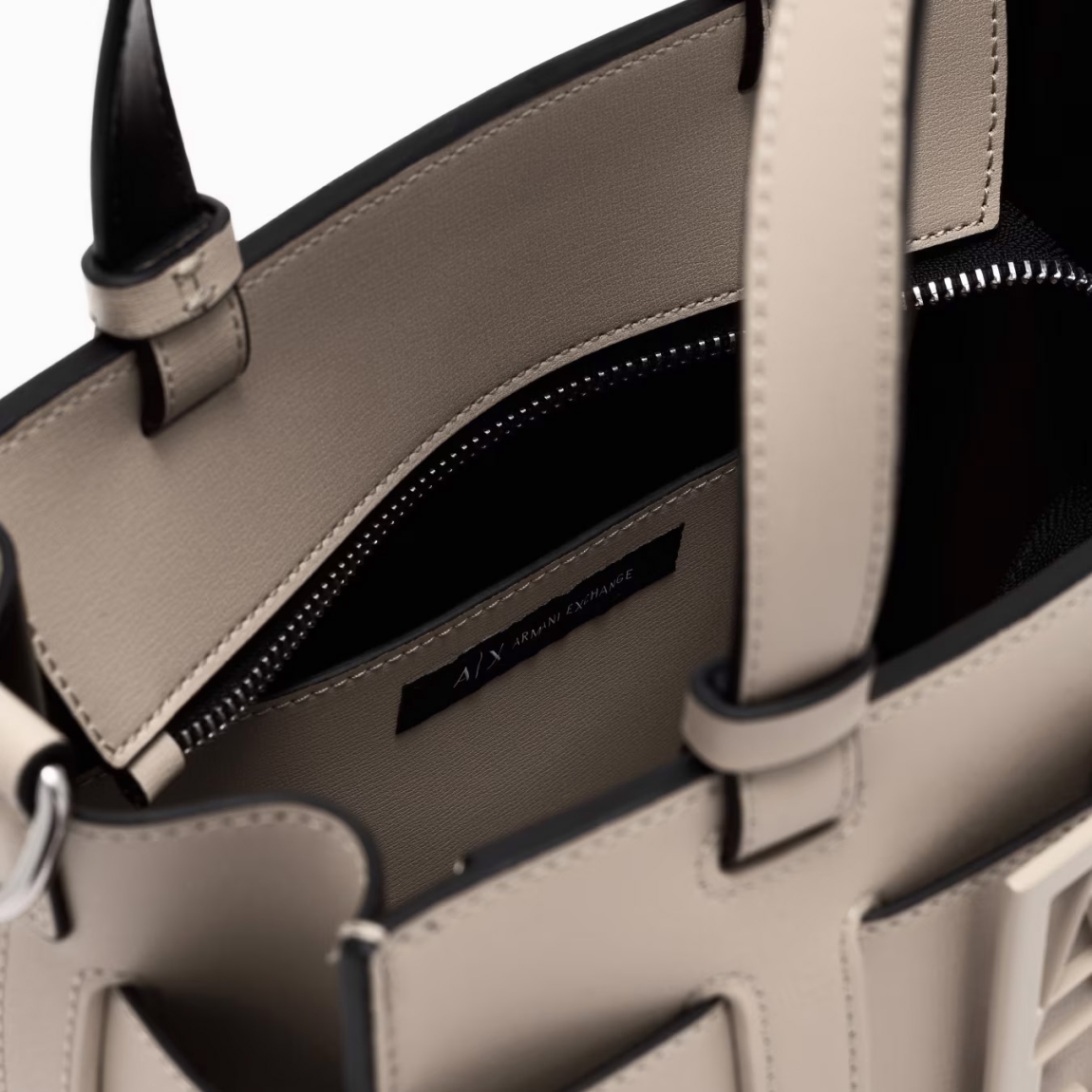 Bolso de la marca Armani Exchange, modelo YSSA. Bolso elaborado en piel color beig. Este es un best seller que se renueva cada temporada, perfecto desde todos los puntos de vista y siempre cool: el bolso tote mediano con bandolera y banda con hebilla con logo personalizado es el accesorio que no puede faltar en el look.Material externo: 100% poliuretano; tejido intermedio: 100% poliéster; material interno: 100% poliuretano. Cierre con cremallera. Medidas: alto 23cm y ancho 31cm.
