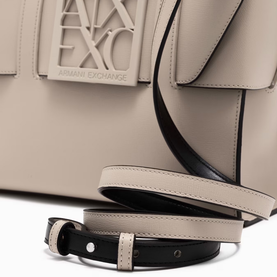 Bolso de la marca Armani Exchange, modelo YSSA. Bolso elaborado en piel color beig. Este es un best seller que se renueva cada temporada, perfecto desde todos los puntos de vista y siempre cool: el bolso tote mediano con bandolera y banda con hebilla con logo personalizado es el accesorio que no puede faltar en el look.Material externo: 100% poliuretano; tejido intermedio: 100% poliéster; material interno: 100% poliuretano. Cierre con cremallera. Medidas: alto 23cm y ancho 31cm.