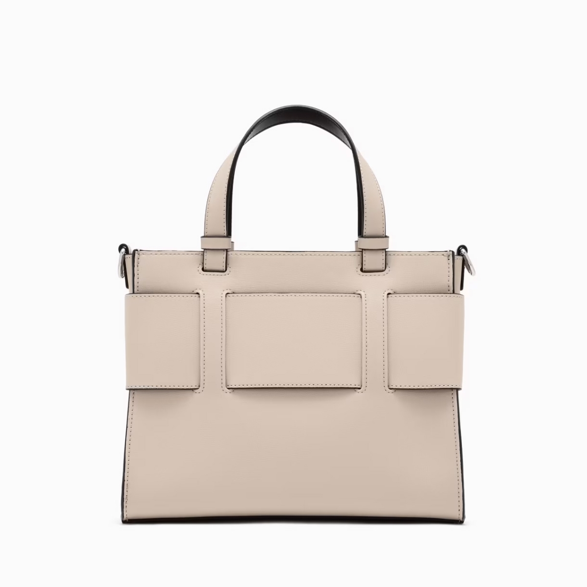 Bolso de la marca Armani Exchange, modelo YSSA. Bolso elaborado en piel color beig. Este es un best seller que se renueva cada temporada, perfecto desde todos los puntos de vista y siempre cool: el bolso tote mediano con bandolera y banda con hebilla con logo personalizado es el accesorio que no puede faltar en el look.Material externo: 100% poliuretano; tejido intermedio: 100% poliéster; material interno: 100% poliuretano. Cierre con cremallera. Medidas: alto 23cm y ancho 31cm.
