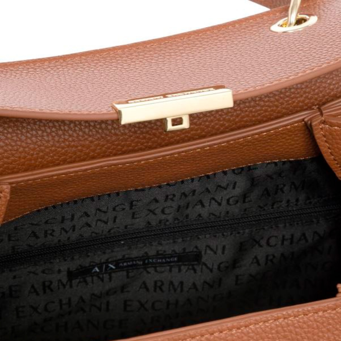 Bolso de la marca Armani Exchange, modelo HAMBAR. Elaborado en rafia trenzada con detalle en piel color camel. Interior amplio con bolsillo de cremallera. Asa fija y una regulable y extraíble para máxima comodidad. Cierre del bolso Armani Exchange con botón dorado. Medidas: alto 24cm y ancho 32cm. Este bolso Armani Exchange es ideal para llevar a todos lados!