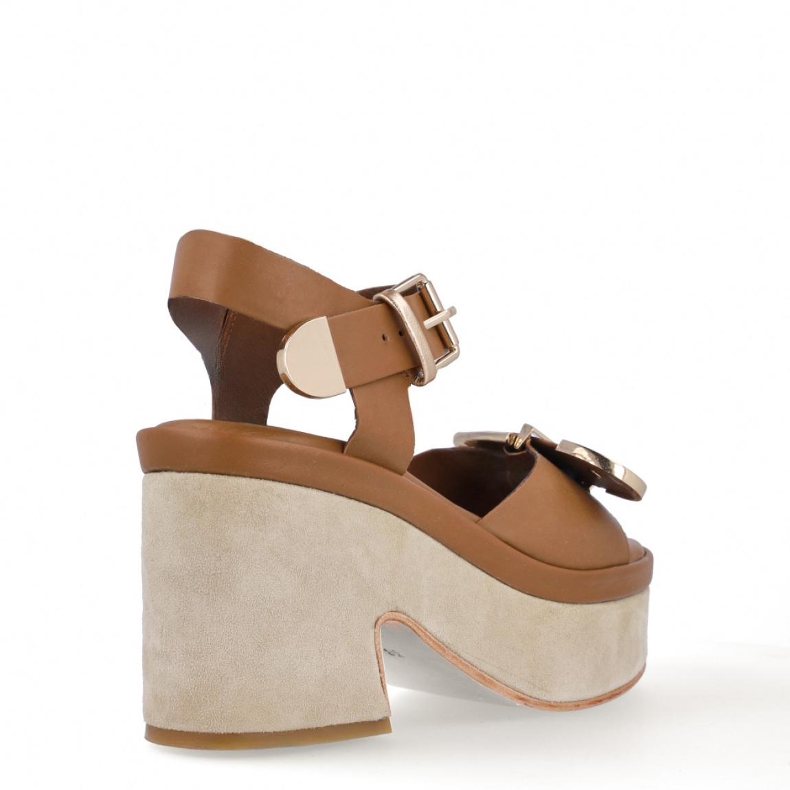 Sandalias de la marca Janet & Janet, modelo J-153. Exterior elaborado en piel color cuero con detalle de hebillas en pala y talón de color dorado. Interior en piel color cuero con estampado de logo de marca. Cierre con doble hebillas. Sandalias con tacón de 9cm de altura. Estas sandalias Janet & Janet J-153 son un complemento ideal para combinar con diferentes looks esta temporada desde la elagancia, comodidad y estilo!