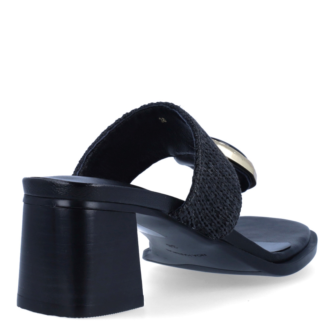 Esclavas de la marca Noa Harmon, modelo LUBRE. Exterior en rafia color negro con detalle de piedra negro y dorada en pala. Interior en piel color negro. Esclavas con tacon de 5cm de altura. Estas esclavas Noa Harmon LUBRE son el complemento ideal para llevar algo clasico, comodo y con estilo esta temporada!