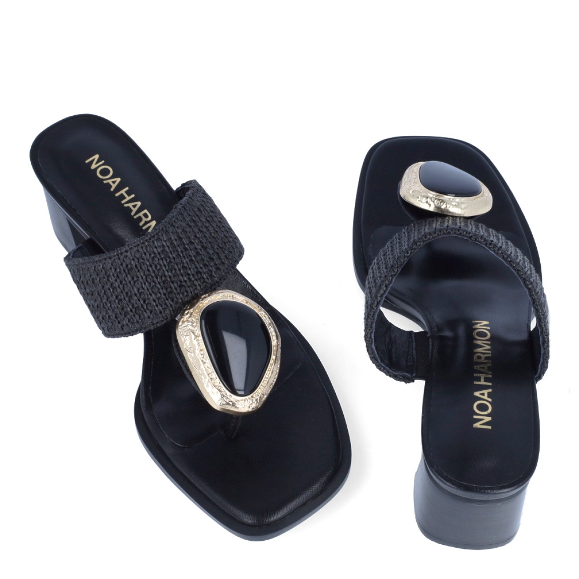 Esclavas de la marca Noa Harmon, modelo LUBRE. Exterior en rafia color negro con detalle de piedra negro y dorada en pala. Interior en piel color negro. Esclavas con tacon de 5cm de altura. Estas esclavas Noa Harmon LUBRE son el complemento ideal para llevar algo clasico, comodo y con estilo esta temporada!