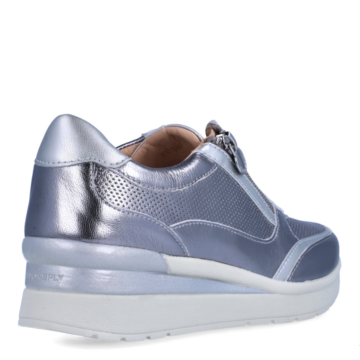 Deportivas de la marca Stonefly, modelo CREAM 52. Exterior de las deportivas en piel troquelada color plata con detalle de cremallera. Interior de las deportivas en piel color beig. Cierre de las deportivas con cordones y cuña de 4cm de altura. Estas deportivas Stonefly CREAM 52 tienen el diseño ideal para disfrutar de frescura y comodidad al caminar. Perfecto para esta temporada.