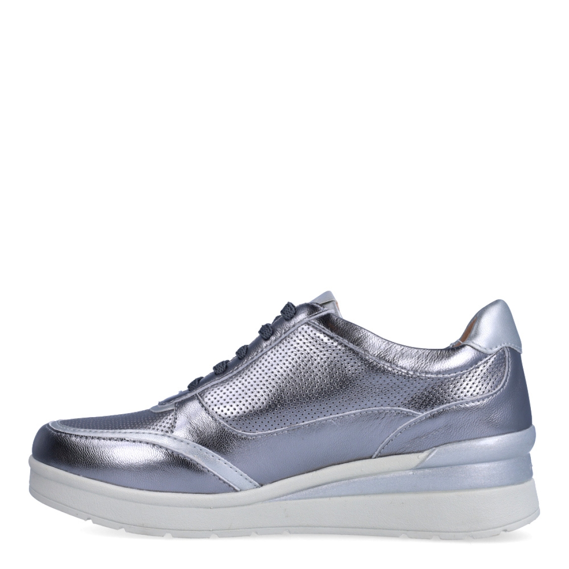 Deportivas de la marca Stonefly, modelo CREAM 52. Exterior de las deportivas en piel troquelada color plata con detalle de cremallera. Interior de las deportivas en piel color beig. Cierre de las deportivas con cordones y cuña de 4cm de altura. Estas deportivas Stonefly CREAM 52 tienen el diseño ideal para disfrutar de frescura y comodidad al caminar. Perfecto para esta temporada.