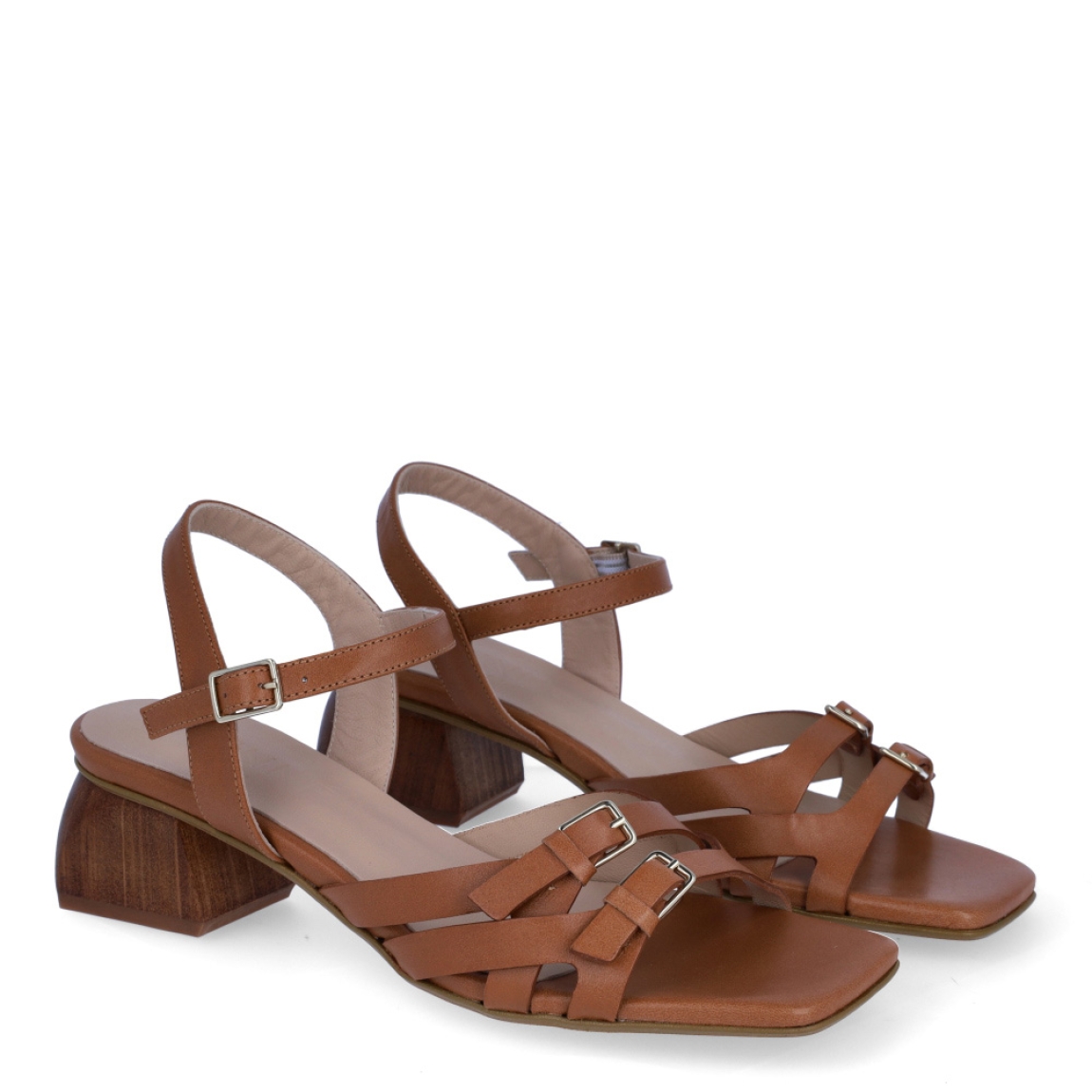 Sandalias de la marca Munné, modelo APRIL. Exterior en piel color cuero con detalle de tiras cruzadas en pala con hebilla. Interior en piel color beig. Cierre de sandalias Munné con hebillas en pala y tobillo. Sandalias con tacón de 4cm de altura. Estas sandalias Munné APRIL son ideales para esta temporada!