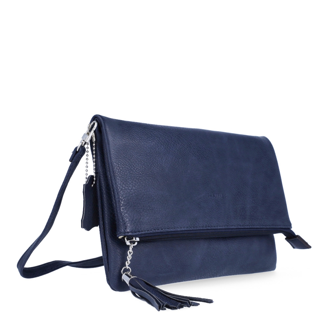 Bolso de la marca Matias Salva, modelo AGATHA. Exterior en piel color azul marino con logo en parte frontal. Cierre con botón y cremallera. Bolso Matias Salva con asa regulable y flexible para máxima comodidad. Además de una asa extra para llevarla en la mano. Medidas: alto 16cm y ancho 26cm. Este bolso Matias Salva AGATHA es ideal para esta temporada!