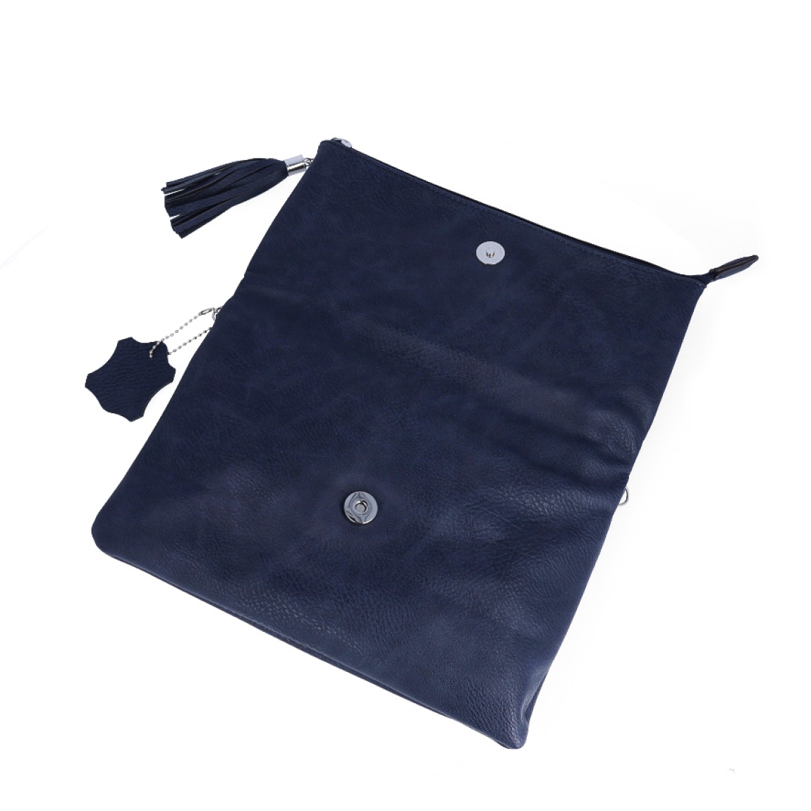 Bolso de la marca Matias Salva, modelo AGATHA. Exterior en piel color azul marino con logo en parte frontal. Cierre con botón y cremallera. Bolso Matias Salva con asa regulable y flexible para máxima comodidad. Además de una asa extra para llevarla en la mano. Medidas: alto 16cm y ancho 26cm. Este bolso Matias Salva AGATHA es ideal para esta temporada!