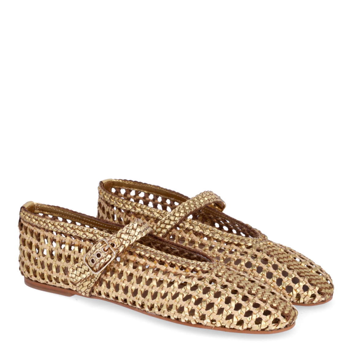Merceditas de la marca Inuovo, modelo MATTA. Exterior elaborada en piel trenzada color oro con punta redonda. Interior en piel color nude. Cierre de las merceditas con hebilla. Estas merceditas Inuovo MATTA son ideales para llevar esta temporada! su comodidad, ligereza y estilo las hacen únicas!