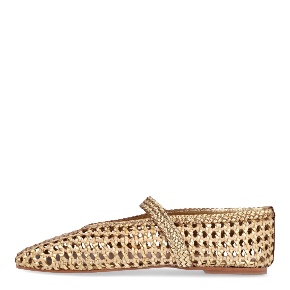 Merceditas de la marca Inuovo, modelo MATTA. Exterior elaborada en piel trenzada color oro con punta redonda. Interior en piel color nude. Cierre de las merceditas con hebilla. Estas merceditas Inuovo MATTA son ideales para llevar esta temporada! su comodidad, ligereza y estilo las hacen únicas!