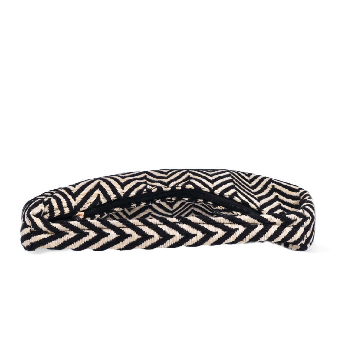 Bolso de la marca Kbas, modelo ZIG. Exterior en rafia multicolor con detalle de estampado en zigzag y logo frontal. Bolso Kbas con amplio compartimento interior, elaborado en textil color negro. Cierre con cremallera y feclos. Medidas: alto 24cm y ancho 38cm. Este bolso estilo hobo de la marca Kbas es ideal para llevarlo a todos lados esta temporada!