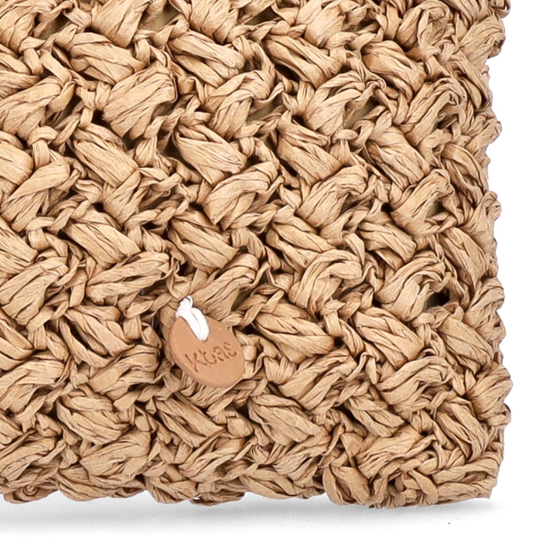 Bolso de la marca Kbas, modelo PILAR. Elaborado en rafia trenzada color camel. Interior en textil camel. Cierre de bolso de mano Kbas con cremallera. Medidas: alto 19cm y ancho 29cm. Este bolso Kbas PILAR es un complemento perfecto para tus looks frescos y de temporada!