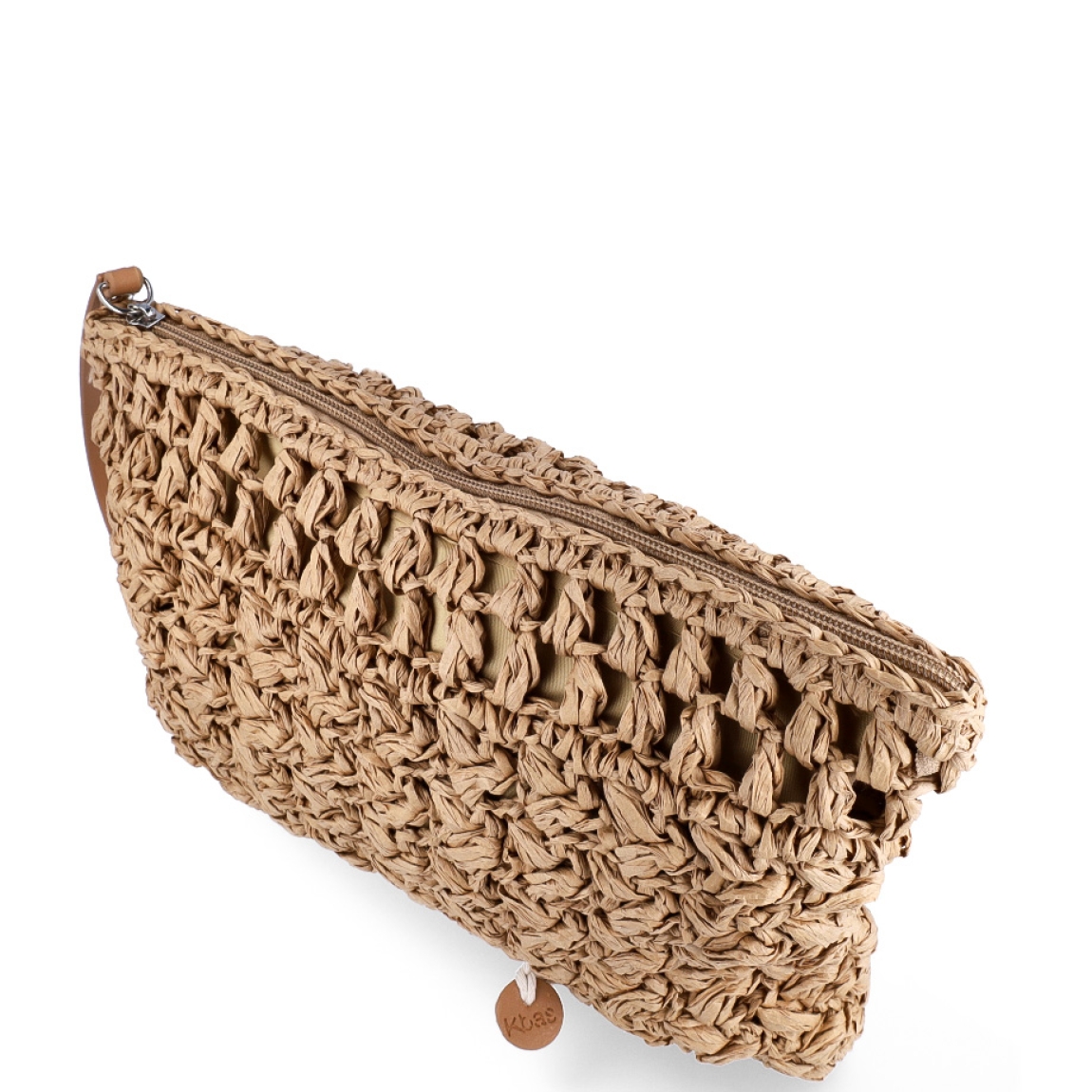 Bolso de la marca Kbas, modelo PILAR. Elaborado en rafia trenzada color camel. Interior en textil camel. Cierre de bolso de mano Kbas con cremallera. Medidas: alto 19cm y ancho 29cm. Este bolso Kbas PILAR es un complemento perfecto para tus looks frescos y de temporada!