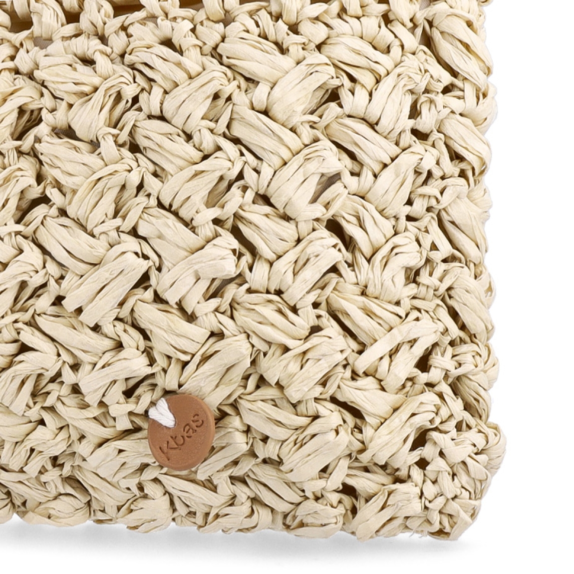 Bolso de la marca Kbas, modelo PILAR. Elaborado en rafia trenzada color beig. Interior en textil beig. Cierre de bolso de mano Kbas con cremallera. Medidas: alto 19cm y ancho 29cm. Este bolso Kbas PILAR es un complemento perfecto para tus looks frescos y de temporada!