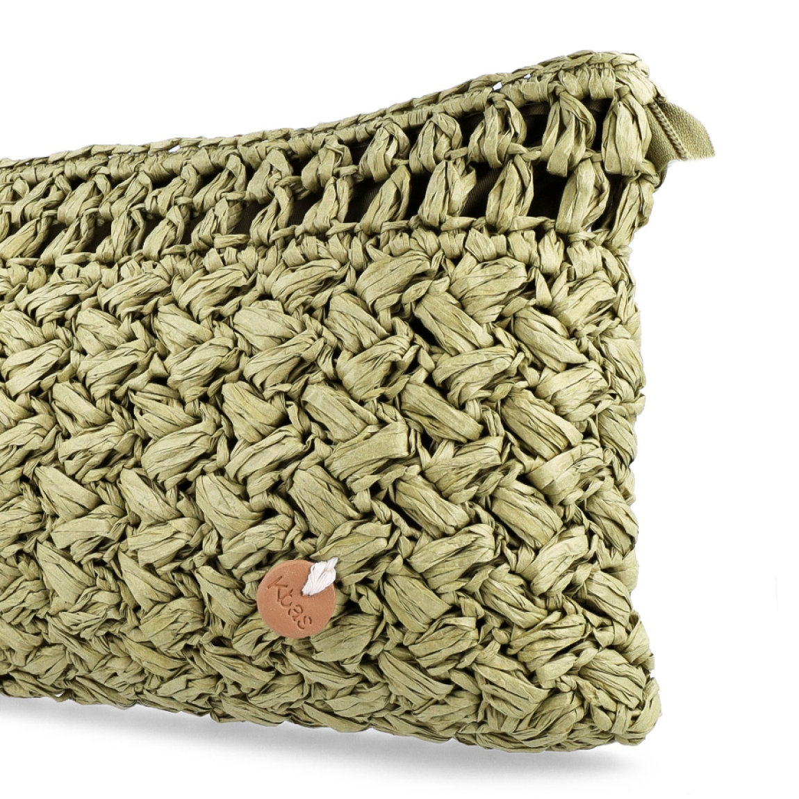 Bolso de la marca Kbas, modelo PILAR. Elaborado en rafia trenzada color verde. Interior en textil verde. Cierre de bolso de mano Kbas con cremallera. Medidas: alto 19cm y ancho 29cm. Este bolso Kbas PILAR es un complemento perfecto para tus looks frescos y de temporada!