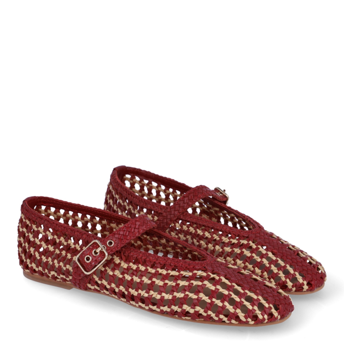 Merceditas de la marca Inuovo, modelo MATTA. Exterior elaborada en piel trenzada color granate con punta redonda. Interior en piel color nude. Cierre de las merceditas con hebilla. Estas merceditas Inuovo MATTA son ideales para llevar esta temporada! su comodidad, ligereza y estilo las hacen únicas!