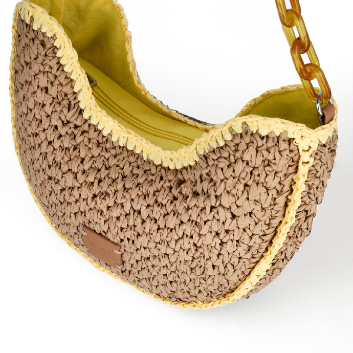 Bolso de la marca Kbas, modelo LUCERO. Elaborado en rafia trenzada color taupe con detalles en color amarillo. Interior en textil color amarillo con amplio espacio. Cierre de bolso Kbas con cremallera y doble asa, una de hombro con diseño de cadena, y otra, regulable y extraíble para mayor comodidad. Medidas: alto18 cm y ancho 32cm. Este bolso Kbas LUCERO es ideal para llevar esta temporada!