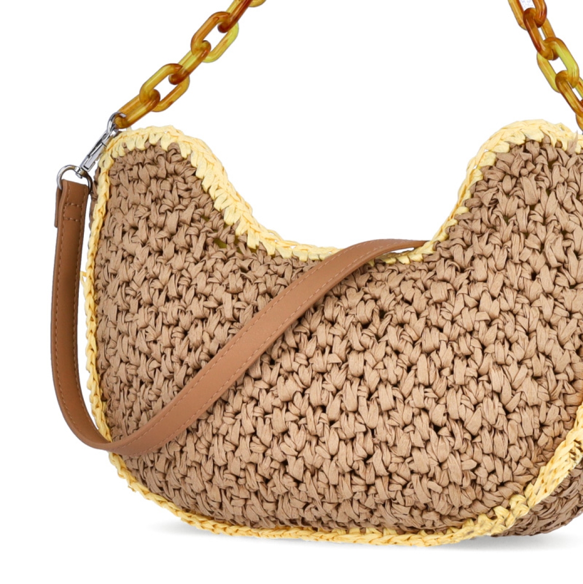 Bolso de la marca Kbas, modelo LUCERO. Elaborado en rafia trenzada color taupe con detalles en color amarillo. Interior en textil color amarillo con amplio espacio. Cierre de bolso Kbas con cremallera y doble asa, una de hombro con diseño de cadena, y otra, regulable y extraíble para mayor comodidad. Medidas: alto18 cm y ancho 32cm. Este bolso Kbas LUCERO es ideal para llevar esta temporada!