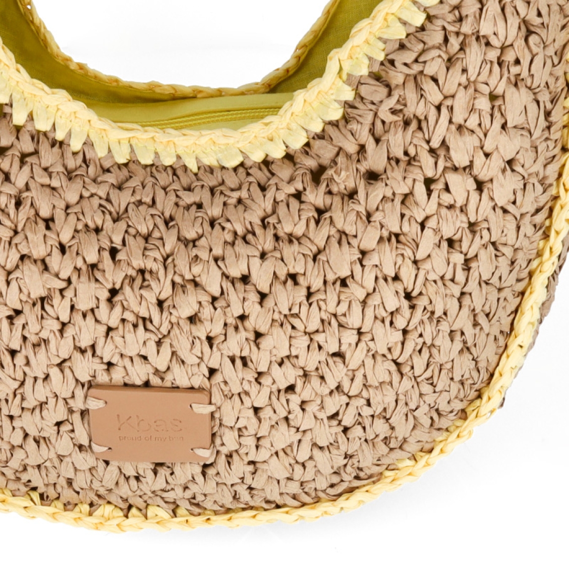 Bolso de la marca Kbas, modelo LUCERO. Elaborado en rafia trenzada color taupe con detalles en color amarillo. Interior en textil color amarillo con amplio espacio. Cierre de bolso Kbas con cremallera y doble asa, una de hombro con diseño de cadena, y otra, regulable y extraíble para mayor comodidad. Medidas: alto18 cm y ancho 32cm. Este bolso Kbas LUCERO es ideal para llevar esta temporada!