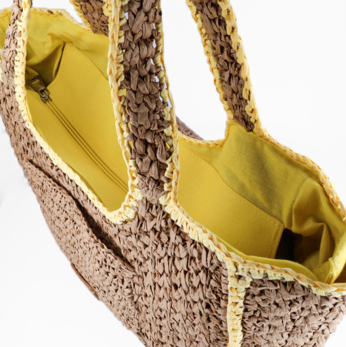 Bolso de la marca Kbas, modelo LUCERO. Elaborado en rafia trenzada color taupe con detalles en color amarillo. Interior en textil color amarillo con amplio espacio. Cierre de bolso Kbas con cremallera y una asa de hombro. Medidas: alto 28 cm y ancho 40cm. Este bolso Kbas LUCERO es ideal para llevar esta temporada!