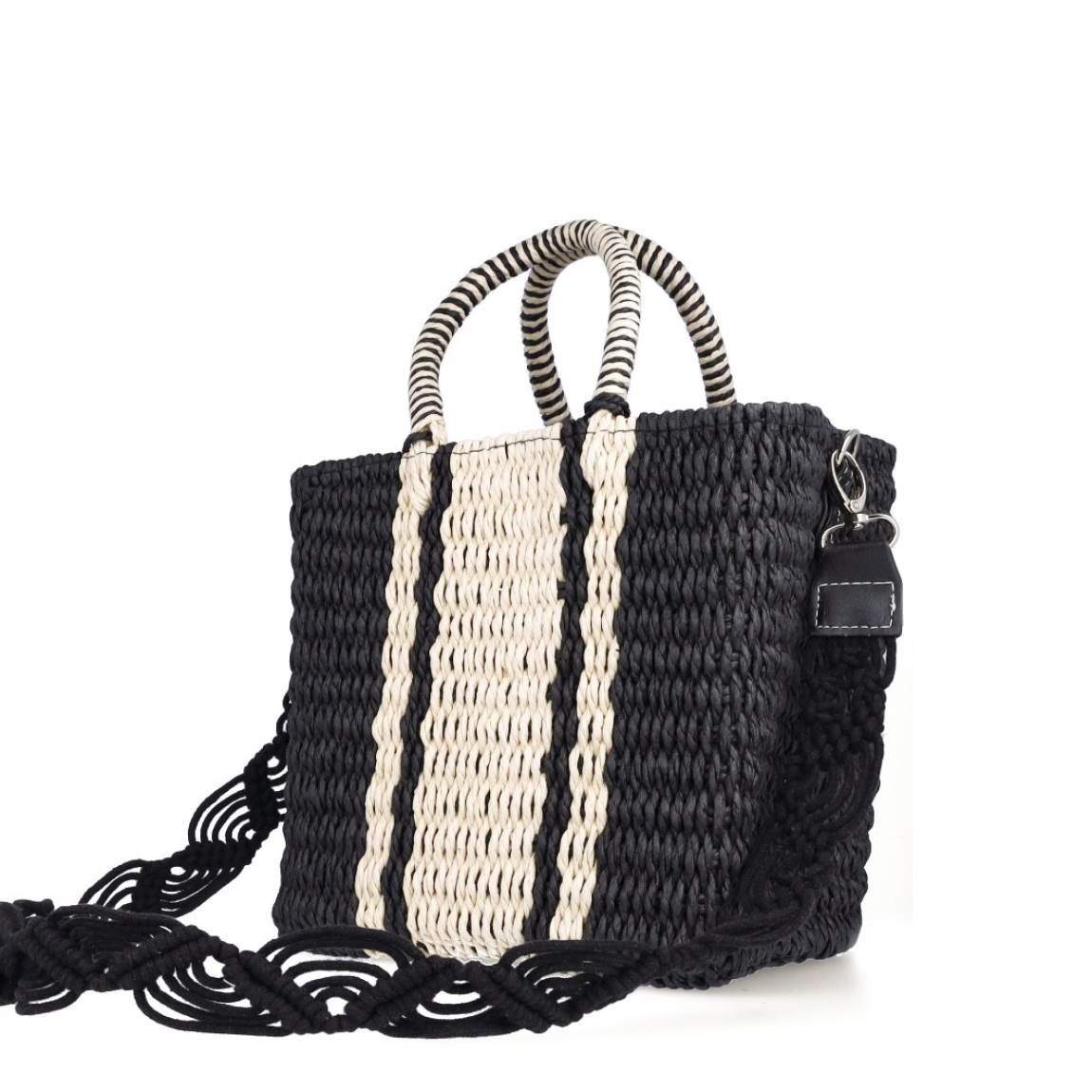Bolso de la marca Kbas, modelo BLER. Exterior en rafia trenzada color negro con detalles de rayas blancas. Cierre del bolso con cremallera. Interior con amplio espacio para llevar lo que necesites a donde vayas. Cuenta con una asa de mano y una regulable y extraíble para máxima comodidad. Medidas: alto 22cm y ancho 25cm. Este bolso Kbas BLER es un complemento ideal para llevar con tus looks de temporada!