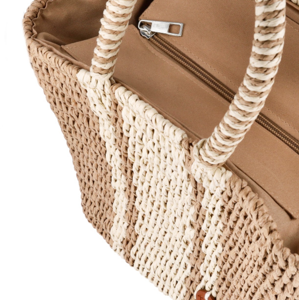 Bolso de la marca Kbas, modelo BLER. Exterior en rafia trenzada color marrón con detalles de rayas beig. Cierre del bolso con cremallera. Interior con amplio espacio para llevar lo que necesites a donde vayas. Cuenta con una asa de mano y una regulable y extraíble para máxima comodidad. Medidas: alto 22cm y ancho 25cm. Este bolso Kbas BLER es un complemento ideal para llevar con tus looks de temporada!