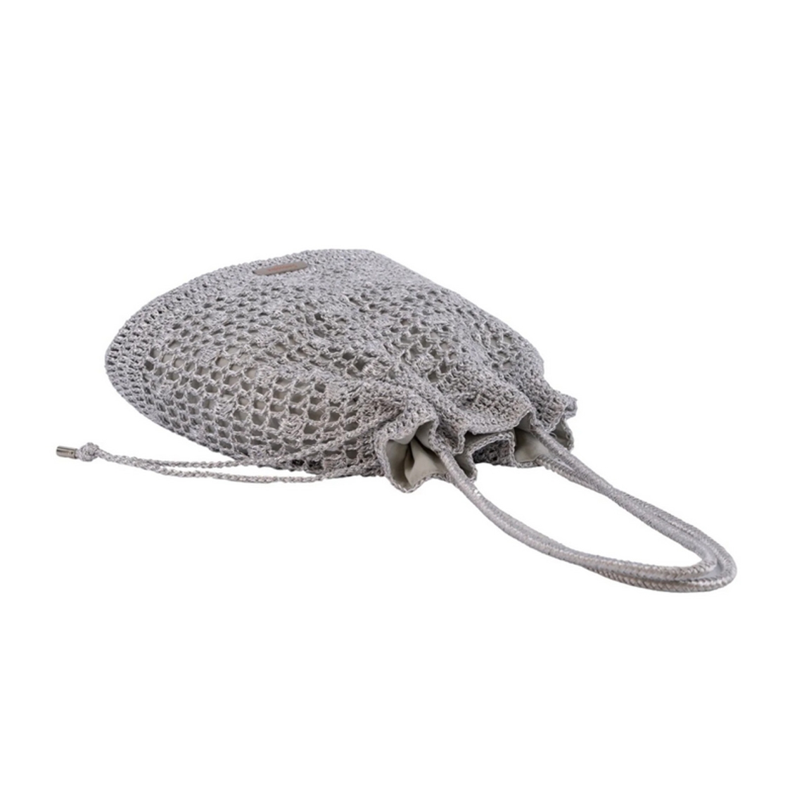 Bolso pequeño de la marca Simosastre, modelo JACQUELINE. Bolso fabricado en algodón con hilos metalizados color plata, con diseño estilo crochet y cierre tipo saco, bolsillos interiores, asa estilo bandolera en el mismo material y logo metalizado. Medidas: alto 34cm y ancho 32cm. Este bolso Simosastre JACQUELINE es ideal para llevar a todos lados!