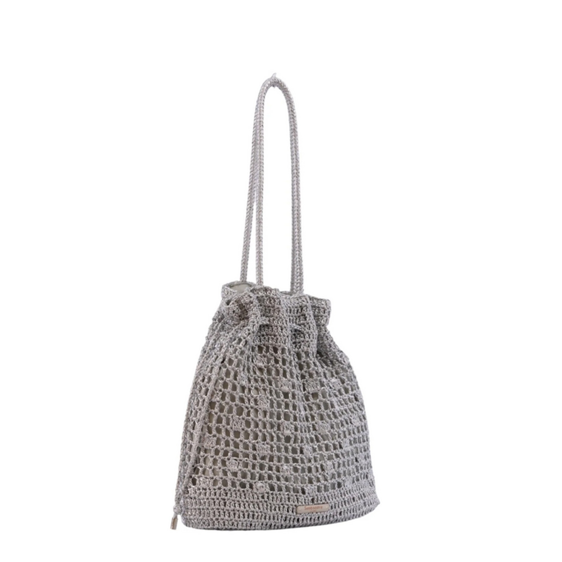 Bolso pequeño de la marca Simosastre, modelo JACQUELINE. Bolso fabricado en algodón con hilos metalizados color plata, con diseño estilo crochet y cierre tipo saco, bolsillos interiores, asa estilo bandolera en el mismo material y logo metalizado. Medidas: alto 34cm y ancho 32cm. Este bolso Simosastre JACQUELINE es ideal para llevar a todos lados!