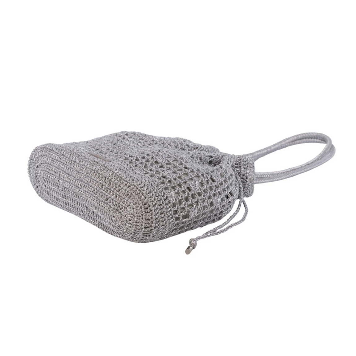 Bolso pequeño de la marca Simosastre, modelo JACQUELINE. Bolso fabricado en algodón con hilos metalizados color plata, con diseño estilo crochet y cierre tipo saco, bolsillos interiores, asa estilo bandolera en el mismo material y logo metalizado. Medidas: alto 34cm y ancho 32cm. Este bolso Simosastre JACQUELINE es ideal para llevar a todos lados!