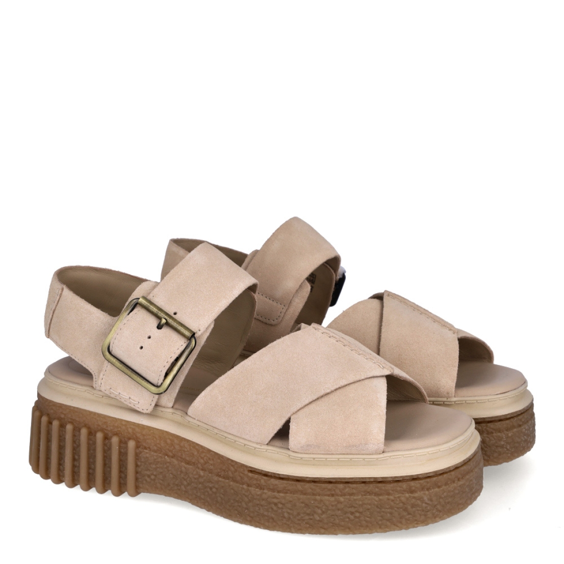 Sandalias de la marca Clarks, modelo Evamar Wish. Elaborada en ante color beig con tiras cruzadas sobre la pala. Cierre de sandalias Clarks con hebilla y una plataforma de cuña de 6cm de altura. Este modelo está inspirado en el estilo de nuestro popular Torhill con detalle de canalé en su suela, incluye una tira ajustable en el tobillo con un sutil elástico para ofrecer un ajuste personalizado, mientras que nuestra plantilla Contour Cushion hace que cada paso sea cómodo. Este modelo de sandalias Clarks Evamar Wish es una sandalia ultraversátil diseñada para el día a día, combina un atrevido estilo de plataforma plana con múltiples características de confort.