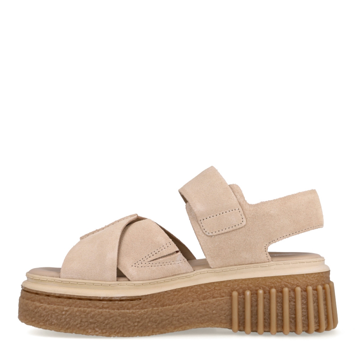 Sandalias de la marca Clarks, modelo Evamar Wish. Elaborada en ante color beig con tiras cruzadas sobre la pala. Cierre de sandalias Clarks con hebilla y una plataforma de cuña de 6cm de altura. Este modelo está inspirado en el estilo de nuestro popular Torhill con detalle de canalé en su suela, incluye una tira ajustable en el tobillo con un sutil elástico para ofrecer un ajuste personalizado, mientras que nuestra plantilla Contour Cushion hace que cada paso sea cómodo. Este modelo de sandalias Clarks Evamar Wish es una sandalia ultraversátil diseñada para el día a día, combina un atrevido estilo de plataforma plana con múltiples características de confort.