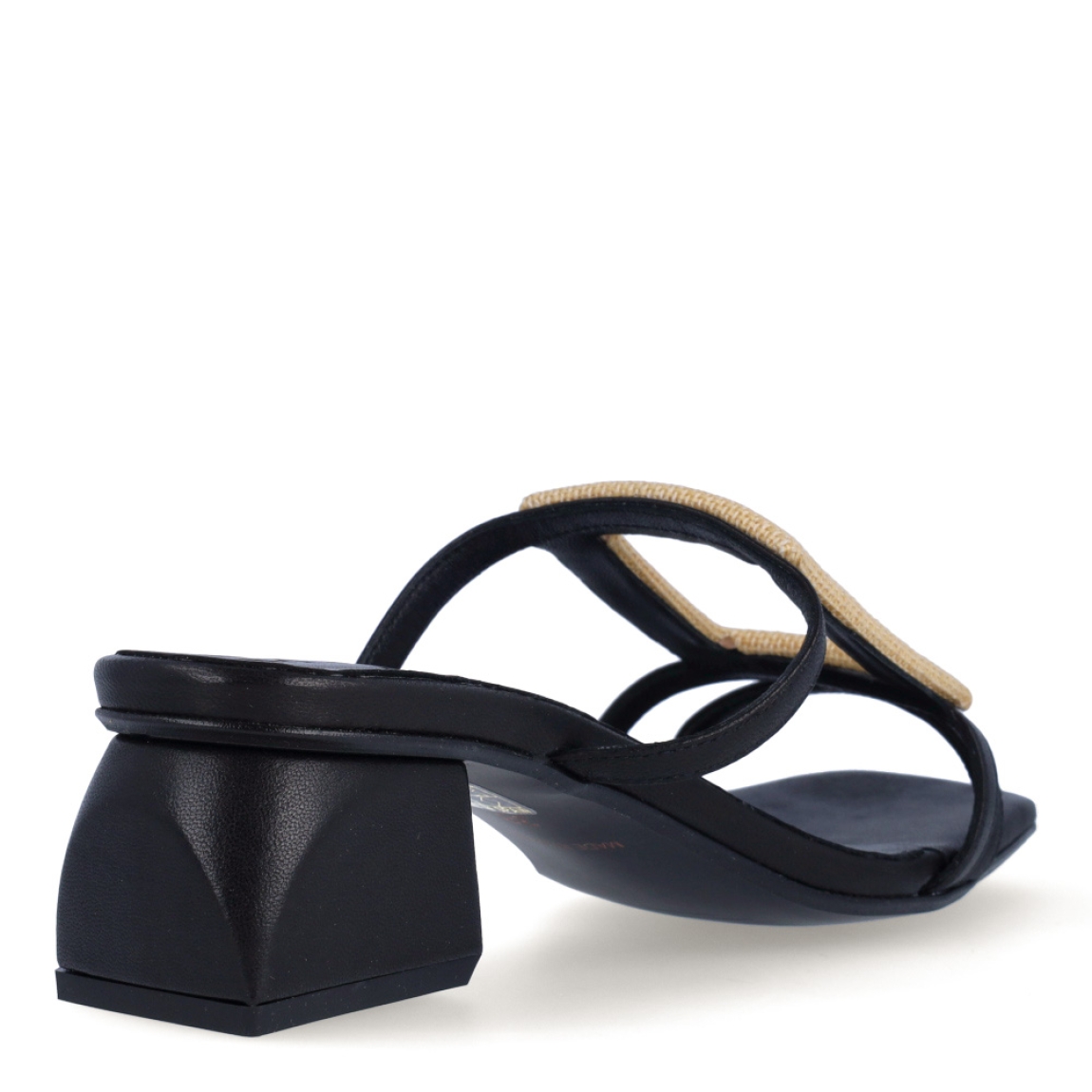 Sandalias de la marca Munné, modelo SOLER. Exterior de las sandalias en piel color negro con tiras en pala y detalle de adorno en forma de cuadrado y círculo. Sandalias con puntera plana. Interior de las sandalias en piel color negro. Sandalias Munné con tacón de 4cm de altura. Estas sandalias Munné SOLER están inspiradas en la comodidad y elegancia sutil. Un complemento esencial para esta temporada.