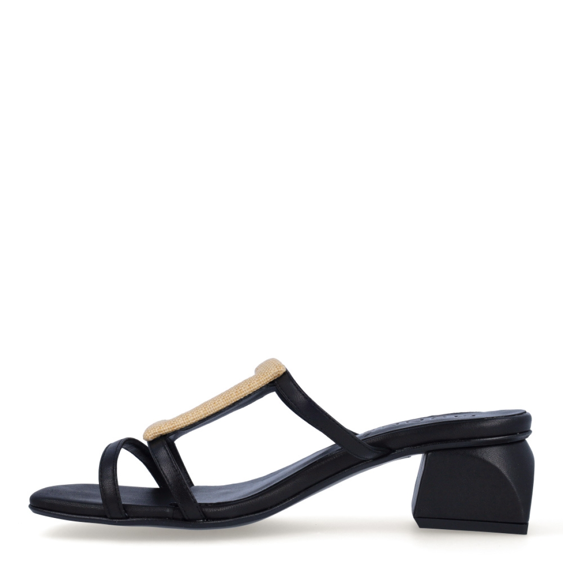 Sandalias de la marca Munné, modelo SOLER. Exterior de las sandalias en piel color negro con tiras en pala y detalle de adorno en forma de cuadrado y círculo. Sandalias con puntera plana. Interior de las sandalias en piel color negro. Sandalias Munné con tacón de 4cm de altura. Estas sandalias Munné SOLER están inspiradas en la comodidad y elegancia sutil. Un complemento esencial para esta temporada.