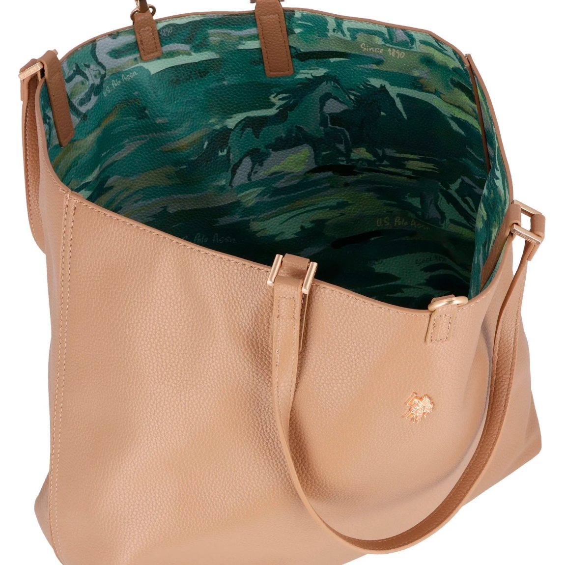 Bolso de la marca US POLO, modelo MALIBU. Elaborado en piel color marrón con logotipo en parte frontal. Cierre con hebilla y forro interior de tela. El bolso shopper cuenta con un bolsillo desmontable para un uso diario estructurado, y el cierre de langosta añade un elemento práctico. La correa principal de longitud media ofrece sujeción sin concesiones. Medidas: alto 28cm y ancho 38cm. Este bolso US POLO MALIBU es un clásico para llevar a todos lados!