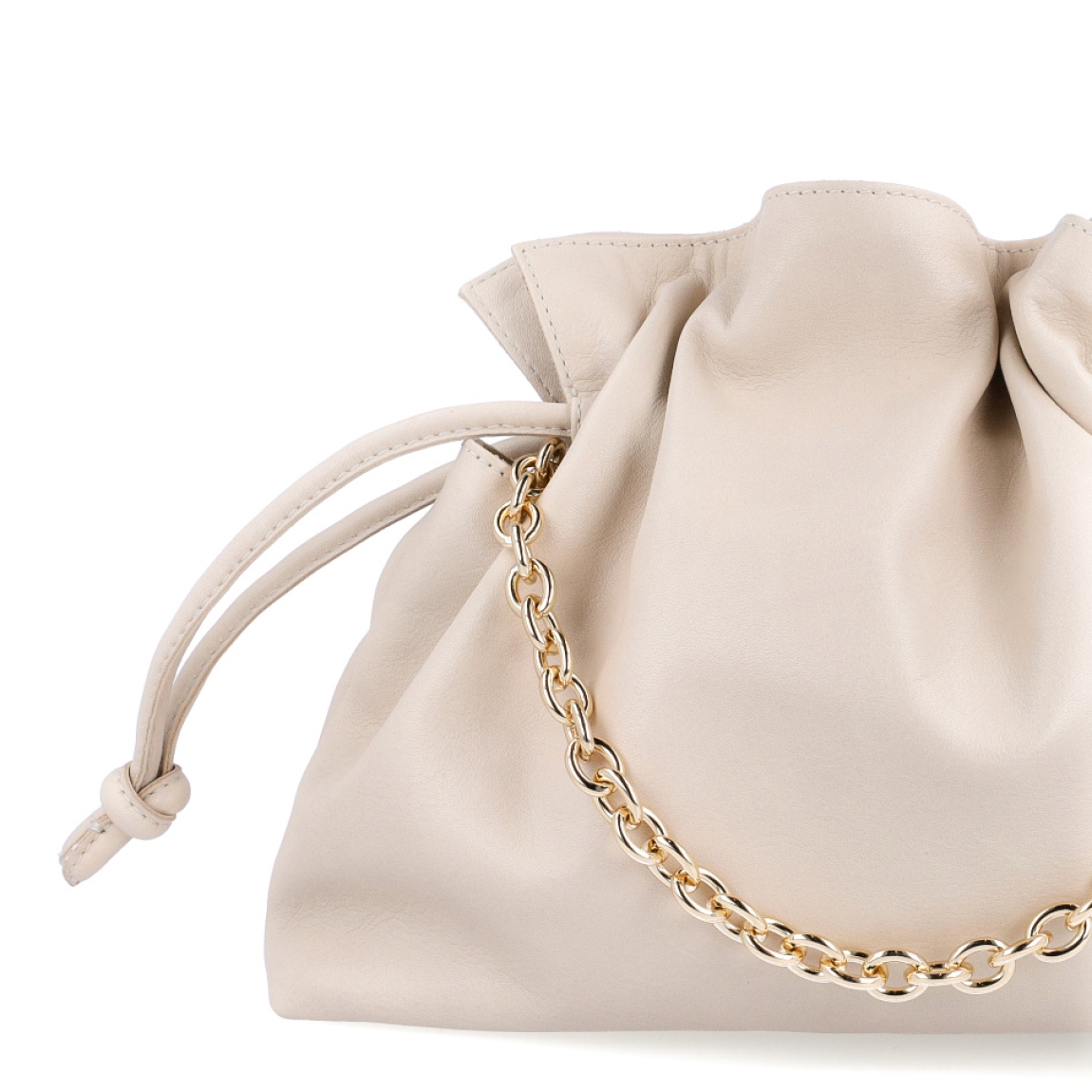 Bolso pequeño de la marca UNISA, modelo ZELORA. Bolso tipo saco fabricado en piel color beig. Tiras acolchadas al tono para fruncirlo y cierre con imán. Cadena corta metálica y bandolera de crossbag al tono. El ZELORA de Unisa es perfecto para cualquier situación. Medidas: 23cm x 28cm x 7cm. Bolso ideal para llevarlo a todos lados!