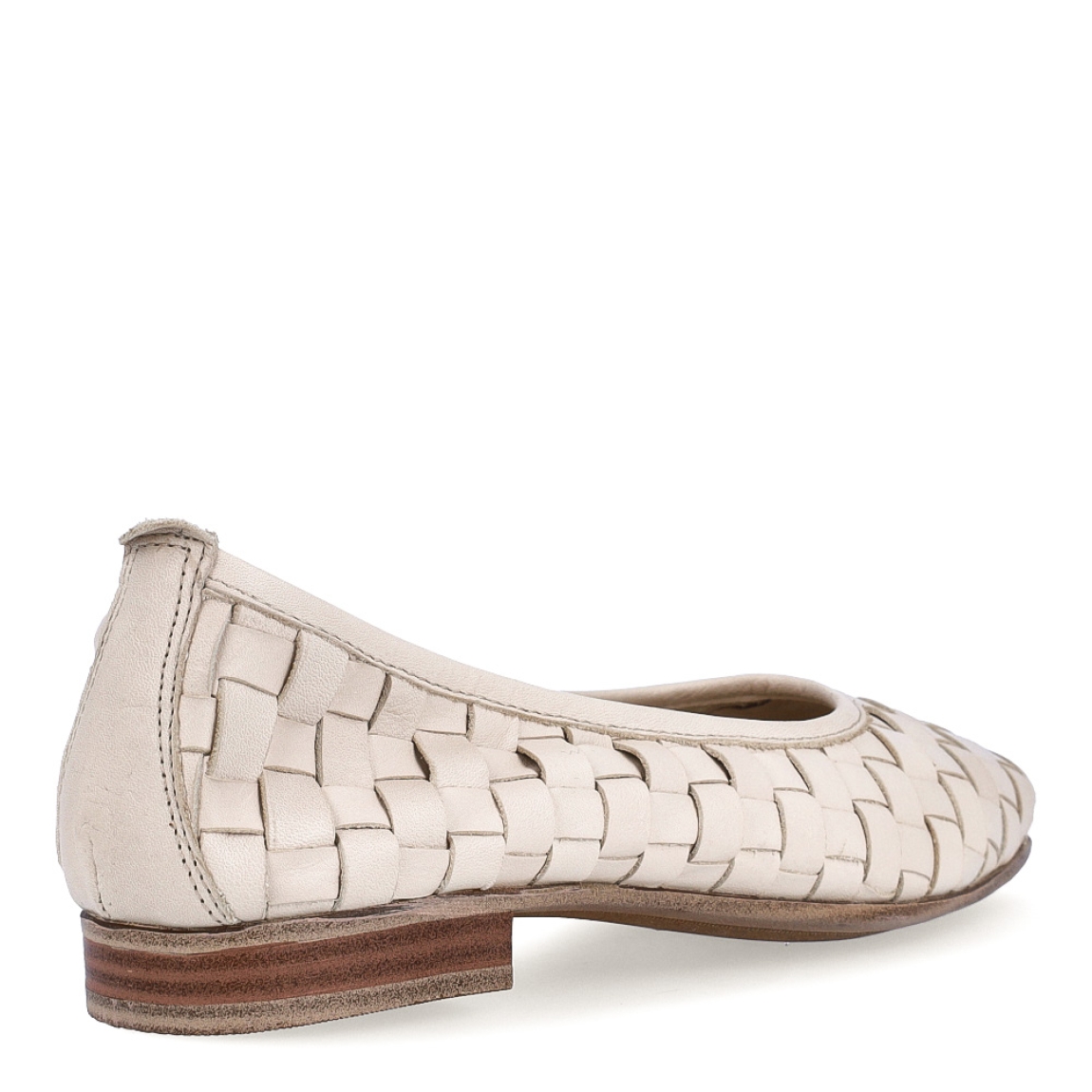 Bailarinas de la marca Itse, modelo NILLET. Exterior en piel color blanco roto trenzado a mano. Interior en piel color nude. Bailarinas Itse con suela de goma. Estas bailarinas Itse NILLET son un complemento clásico para acompañar tus looks más cómodos y con estilo!