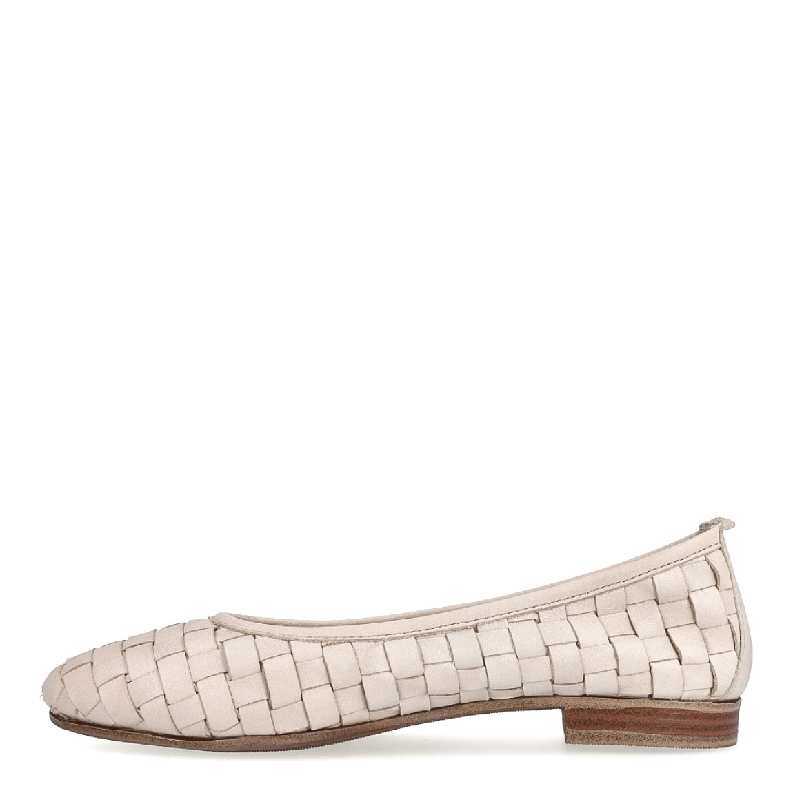 Bailarinas de la marca Itse, modelo NILLET. Exterior en piel color blanco roto trenzado a mano. Interior en piel color nude. Bailarinas Itse con suela de goma. Estas bailarinas Itse NILLET son un complemento clásico para acompañar tus looks más cómodos y con estilo!