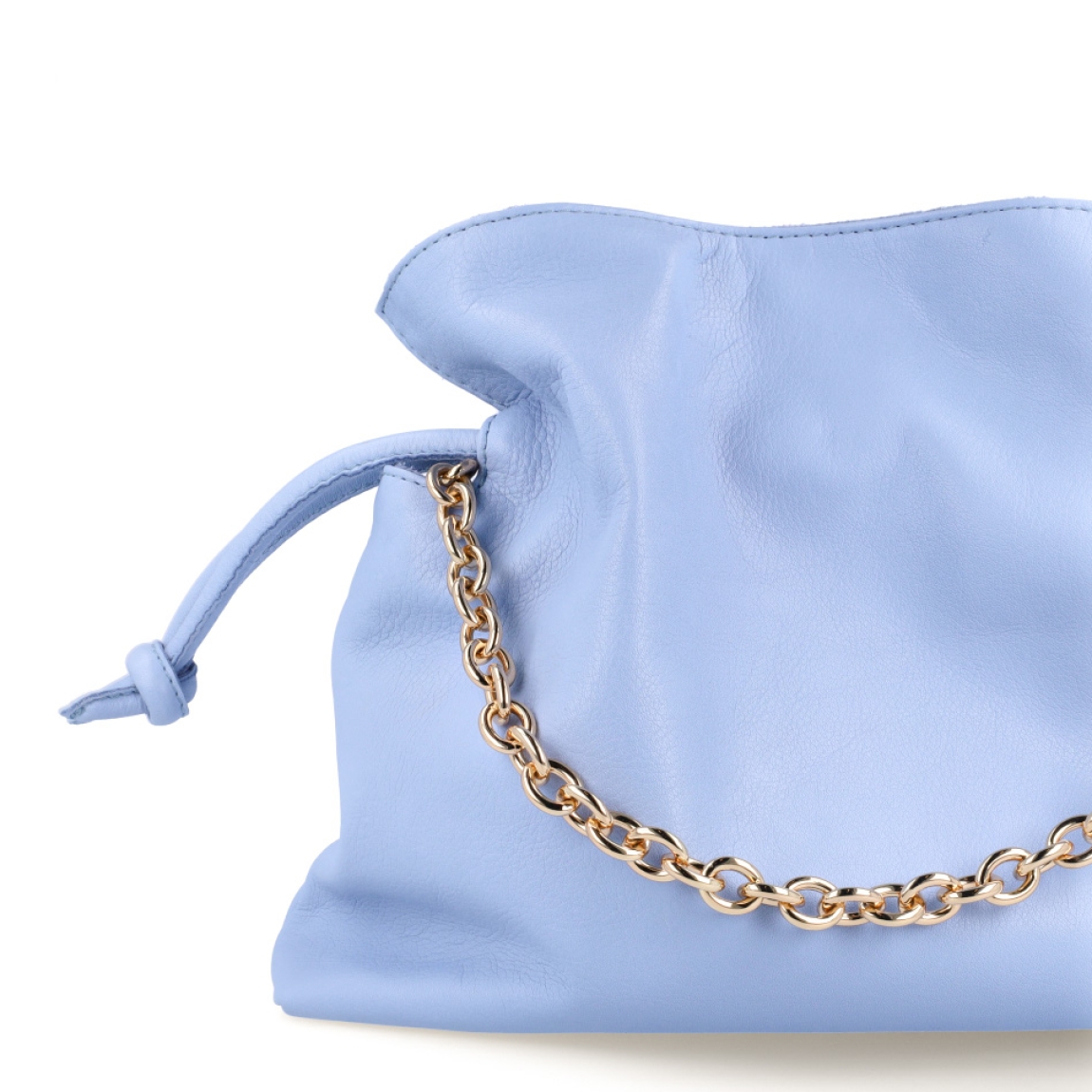 Bolso pequeño de la marca UNISA, modelo ZELORA. Bolso tipo saco fabricado en piel color azul. Tiras acolchadas al tono para fruncirlo y cierre con imán. Cadena corta metálica y bandolera de crossbag al tono. El ZELORA de Unisa es perfecto para cualquier situación. Medidas: 23cm x 28cm x 7cm. Bolso ideal para llevarlo a todos lados!