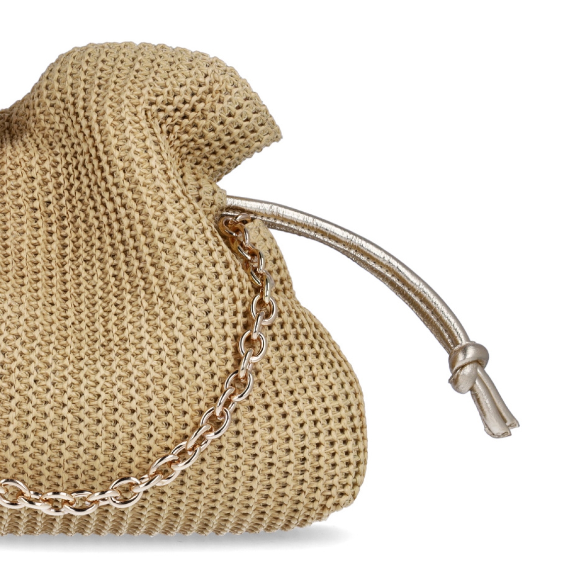 Bolso pequeño de la marca UNISA, modelo ZELORA. Bolso tipo saco fabricado en rafia trenzada color camel. Tiras acolchadas al tono para fruncirlo y cierre con imán. Cadena corta metálica y bandolera de crossbag al tono. El ZELORA de Unisa es perfecto para cualquier situación. Medidas: 23cm x 28cm x 7cm. Bolso ideal para llevarlo a todos lados!