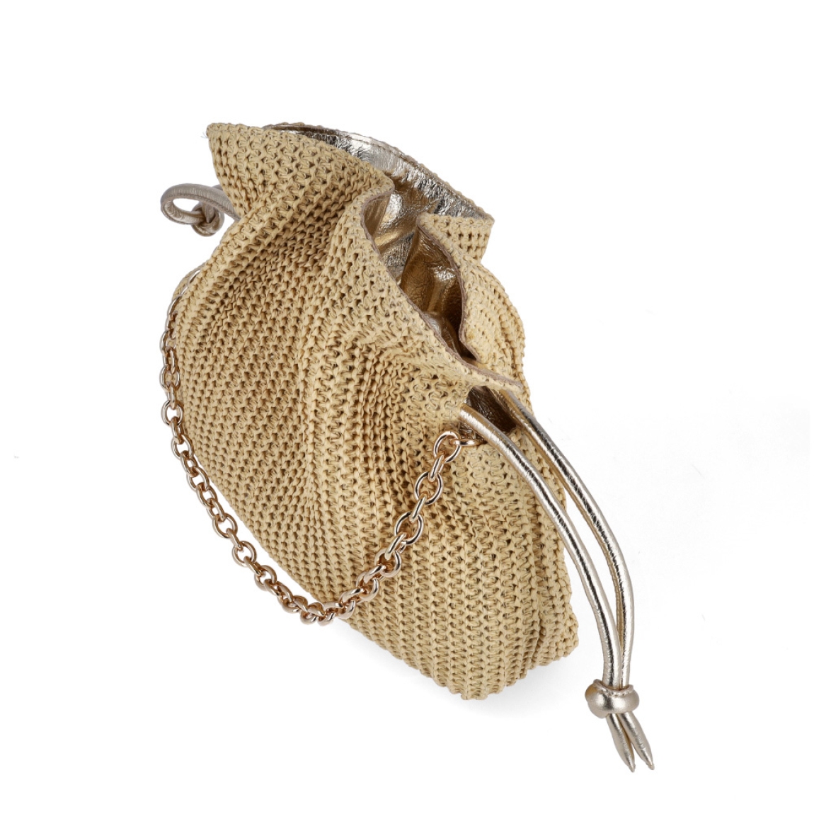 Bolso pequeño de la marca UNISA, modelo ZELORA. Bolso tipo saco fabricado en rafia trenzada color camel. Tiras acolchadas al tono para fruncirlo y cierre con imán. Cadena corta metálica y bandolera de crossbag al tono. El ZELORA de Unisa es perfecto para cualquier situación. Medidas: 23cm x 28cm x 7cm. Bolso ideal para llevarlo a todos lados!