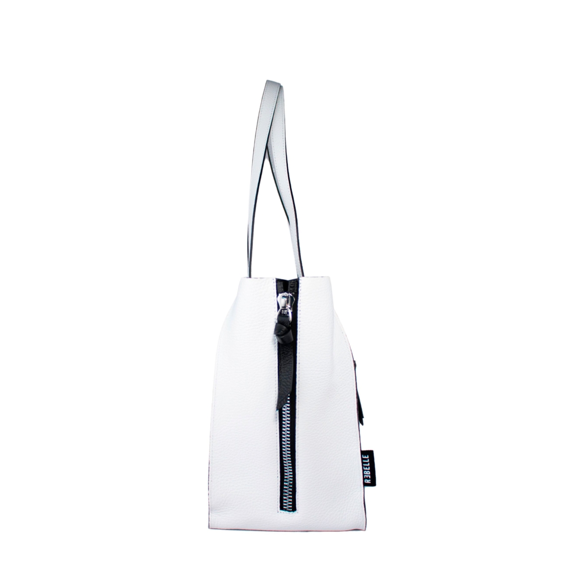 Bolso de la marca Rebelle, modelo JOLANDA. Elaborado en piel color blanco, formando parte de la colección VIBRANT. Cierre con cremallera. Se caracteriza por su doble portabilidad, se puede llevar al hombro y, gracias a la correa de hombro desmontable y ajustable, se puede llevar cruzado. Medidas: alto 26cm y ancho 31cm. Este bolso Rebelle JOLANDA es ideal para llevarlo a todos lados!