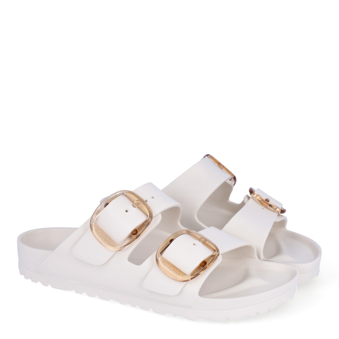Sandalias de la marca Birkenstock, modelo ARIZONA BBE. Sandalias elaboradas en neopreno de alta calidad color blanco, con base de látex de forma anatómica. Cierre de las sandalias con doble hebilla de espiga de metal con ajuste individual, en empeine y pala. Estas sandalias Birkenstock ARIZONA BBE son un complemento ideal para esta temporada, su diseño simple atemporal, lo hace el accesorio clásico para tus looks!