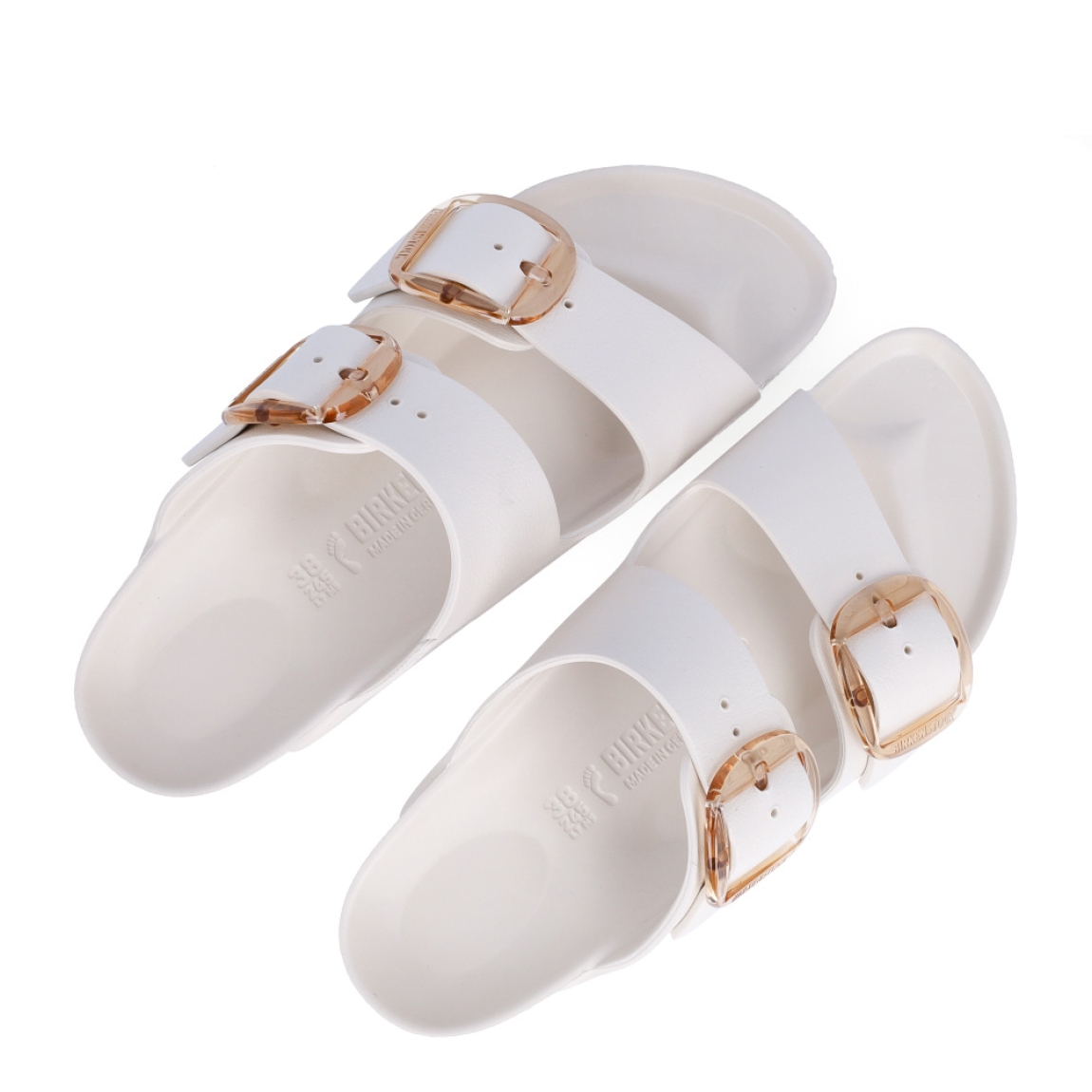 Sandalias de la marca Birkenstock, modelo ARIZONA BBE. Sandalias elaboradas en neopreno de alta calidad color blanco, con base de látex de forma anatómica. Cierre de las sandalias con doble hebilla de espiga de metal con ajuste individual, en empeine y pala. Estas sandalias Birkenstock ARIZONA BBE son un complemento ideal para esta temporada, su diseño simple atemporal, lo hace el accesorio clásico para tus looks!