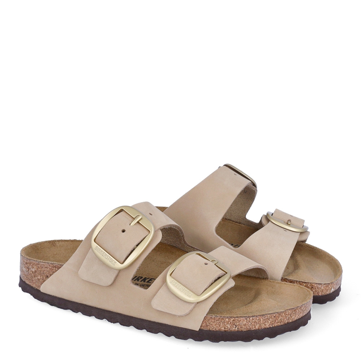 Sandalias de la marca Birkenstock, modelo ARIZONA BB. Sandalias elaboradas en ante de alta calidad color camel, con base de corcho y látex de forma anatómica. Cierre de las sandalias con doble hebilla de espiga de metal con ajuste individual, en empeine y pala. Estas sandalias Birkenstock ARIZONA BB son un complemento ideal para esta temporada, su diseño simple atemporal, lo hace el accesorio clásico para tus looks!