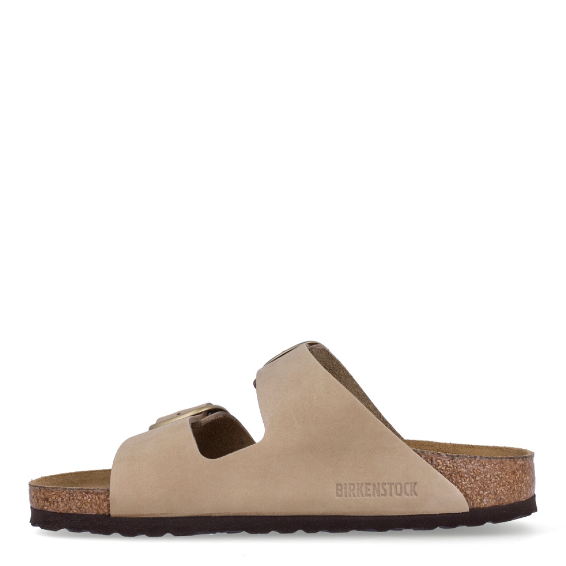 Sandalias de la marca Birkenstock, modelo ARIZONA BB. Sandalias elaboradas en ante de alta calidad color camel, con base de corcho y látex de forma anatómica. Cierre de las sandalias con doble hebilla de espiga de metal con ajuste individual, en empeine y pala. Estas sandalias Birkenstock ARIZONA BB son un complemento ideal para esta temporada, su diseño simple atemporal, lo hace el accesorio clásico para tus looks!