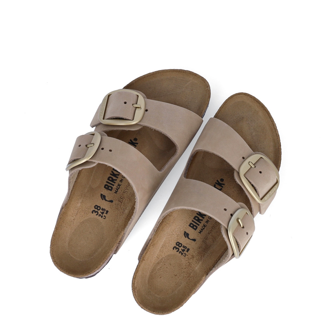 Sandalias de la marca Birkenstock, modelo ARIZONA BB. Sandalias elaboradas en ante de alta calidad color camel, con base de corcho y látex de forma anatómica. Cierre de las sandalias con doble hebilla de espiga de metal con ajuste individual, en empeine y pala. Estas sandalias Birkenstock ARIZONA BB son un complemento ideal para esta temporada, su diseño simple atemporal, lo hace el accesorio clásico para tus looks!