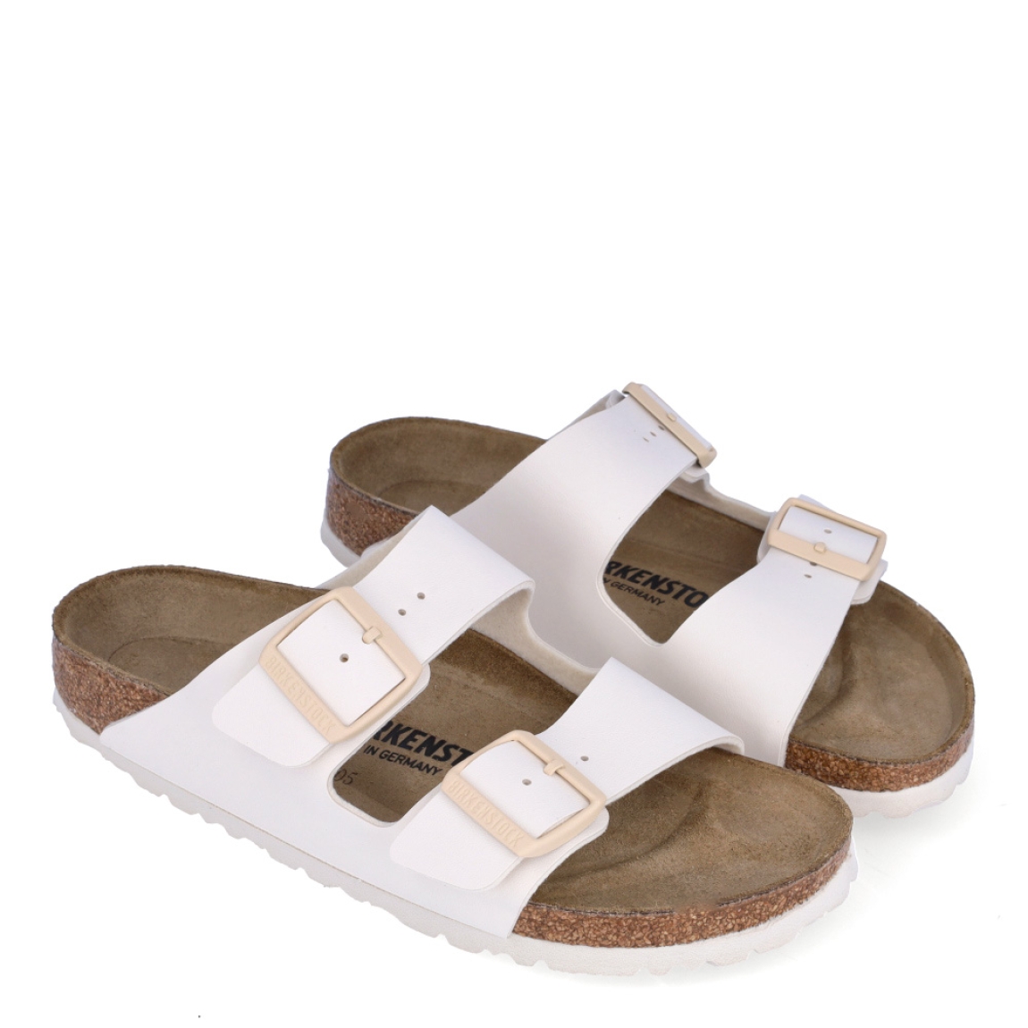 Sandalias de la marca Birkenstock, modelo ARIZONA BIRKO. Sandalias elaboradas en piel de alta calidad color blanco, con base de corcho y látex de forma anatómica. Cierre de las sandalias con doble hebilla de espiga de metal con ajuste individual, en empeine y pala. Estas sandalias Birkenstock ARIZONA BIRKO son un complemento ideal para esta temporada, su diseño simple atemporal, lo hace el accesorio clásico para tus looks!