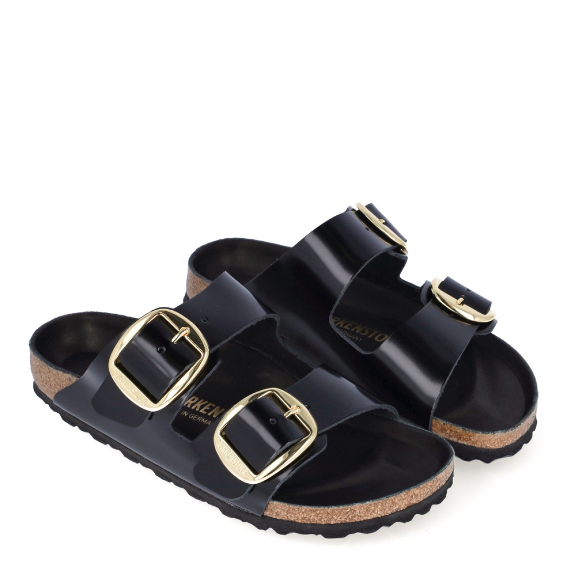 Sandalias de la marca Birkenstock, modelo ARIZONA BB. Sandalias elaboradas en piel de alta calidad color negro, con base de corcho y látex de forma anatómica. Cierre de las sandalias con doble hebilla de espiga de metal dorado con ajuste individual, en empeine y pala. Estas sandalias Birkenstock ARIZONA BB son un complemento ideal para esta temporada, su diseño simple atemporal, lo hace el accesorio clásico para tus looks!